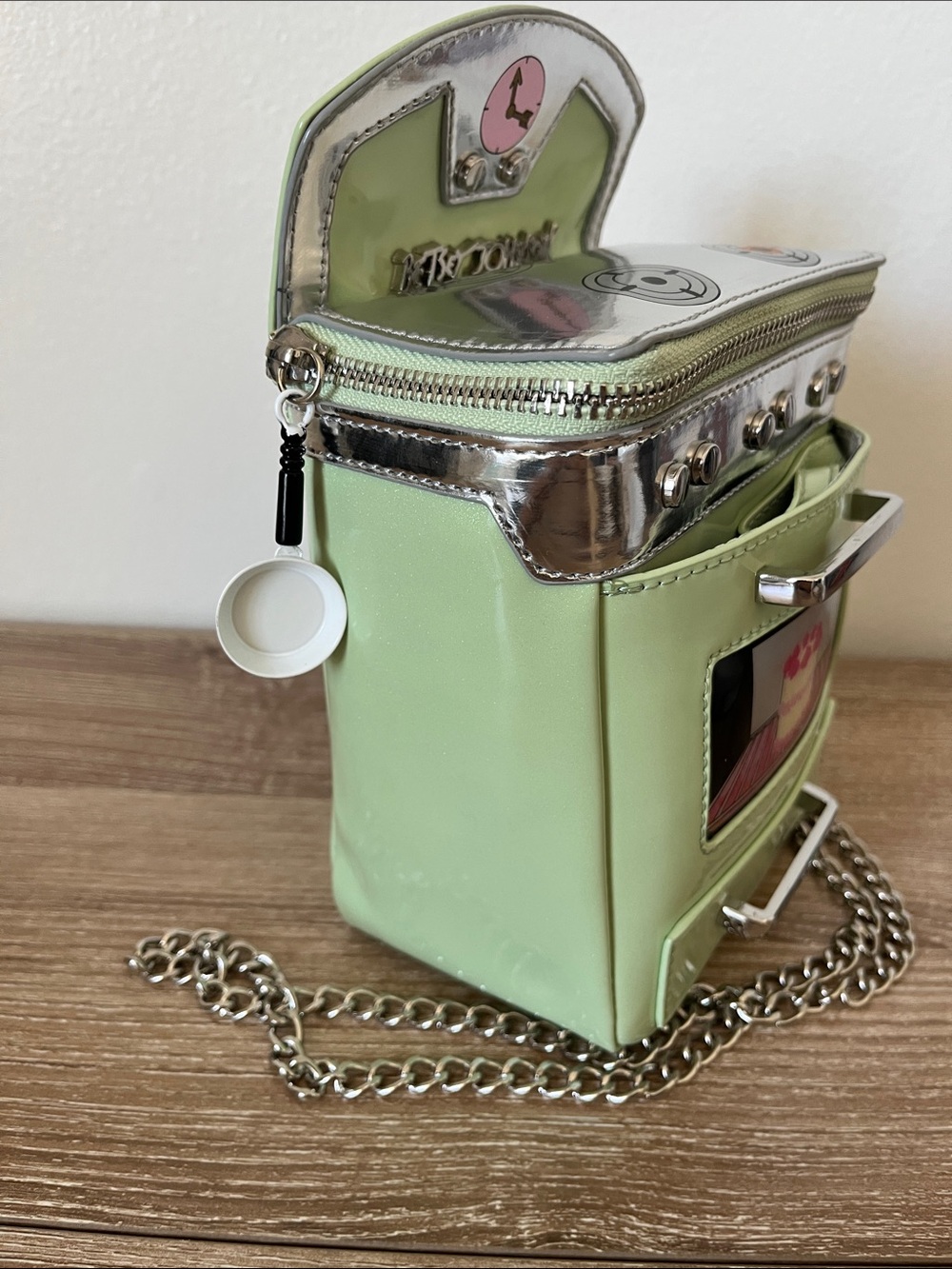 Bake It Like Betsey Johnson Mint Green Oven Novelty Crossbody Bag - Picture 4 of 9